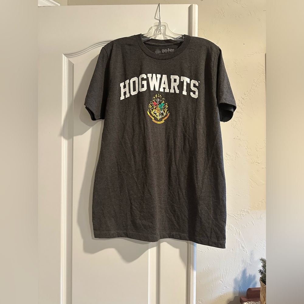Harry Potter Hogwarts gray t-shirt size medium